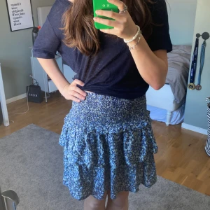 Blommig kjol  - Säljer min jättefina kjol från Kappahl i storleken xs❤️aldrig använd och i jätte bra skick. Nypris 399kr 