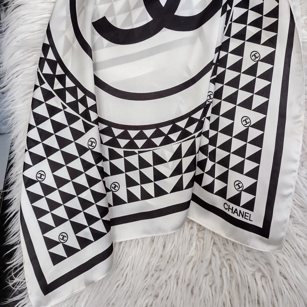 Chanel scarf 70x70 , 100% silk-seta-soie . Övrigt.