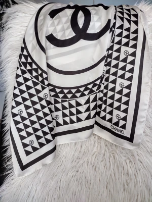 Chanel scarf 70x70 , silk-seta-soie  - Chanel scarf 70x70 , 100% silk-seta-soie 