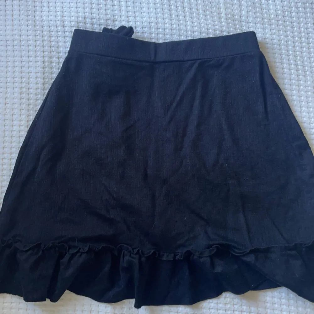 Jättefin svart kjol från Gina tricot! Använder inte längre då jag har andra kjolar jag gillar mer men kjolen är helt felfri! . Kjolar.