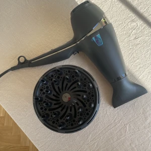 Ghd air hair dryer  - Ghd air hair dryer med diffuser som medföljer.  Använd tre-fyra gånger. En grym hårfön! Det går att ställa in både varm och kall luft i olika hastigheter.  https://www.ghdhair.com/hair-dryers/ghd-air-hair-dryer-kit-p-286