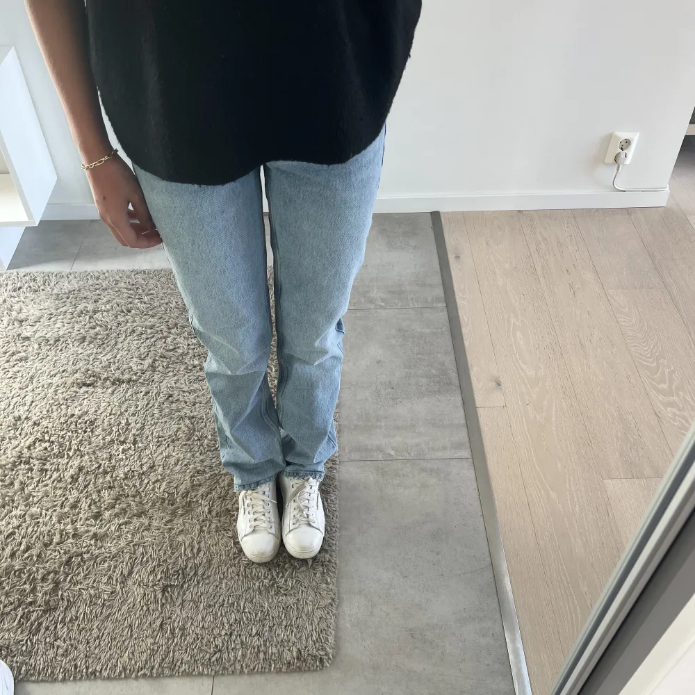 Perfekta ljusblåa straight jeans ifrån zara! Såå snygga nu till vår och sommaren!🥰. Jeans & Byxor.