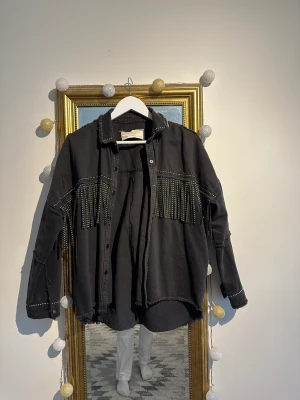 zara jacka 🖤 - storlek s! fått så många komplimanger om denna jacka, men eftersom jag inte för användning för den lika mycket längre så säljer jag den! oversized 🖤