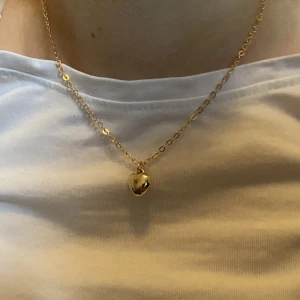 Egengjordt halsband  - Superfint Egengjort halsband med ett guldigt hjärta❤️