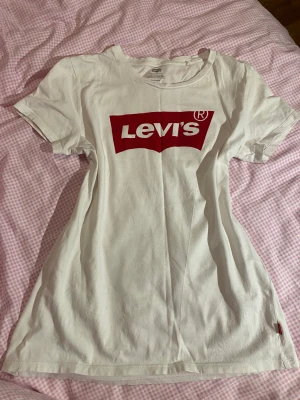 Levi’s t-shirt - Super bra skick, använd endast 1-3 gånger. Sitter bra och inga defekter! 
