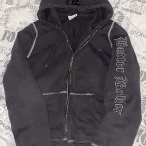 Better Bodies zip up - Säljer pga för liten. Står M men mer som S, andra bilden ser man att en sak sitter löst men är nog inte så svårt att laga