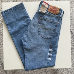 Levi’s 501 Jeans (Nyskick med lappar) - Ett par 501 herrjeans i NYSKICK med alla lappar på.  99% bomull och 1% Elastan/Stretch. Midjemått: 38cm Innerbenslängd: 79cm