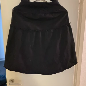 House of lola kjol - House of lola kjol i bra skick  Svart  Stl s