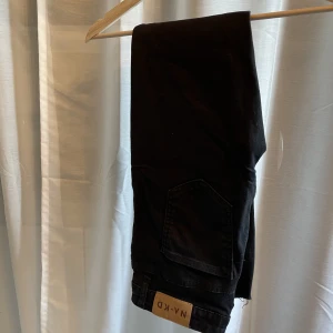 Jeans  - Jeans från Na-kd storlek 38 ”slitna” längst ner på benen 