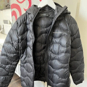 Peak Performance helium Hood jacket - Peak performance helium Hood jacket säljes, strl M aldrig använd så i helt nytt skick 
