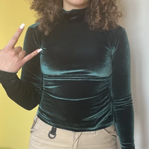 Mörkgrön polo tröja - Mörkgrön polotröja från okänt märke. Har använt mycket förr men är för liten på mig idag. För mer information kontaktar du mig privat.