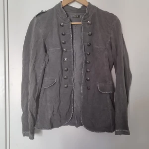 Läcker tunn kavaj - Snygg tunn kavaj/jacka. Passar s eller liten m