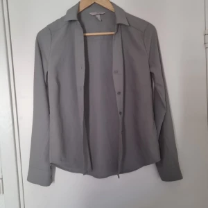 Skjortor - 2st. En grön och en rosa i storlek 32.