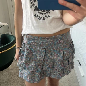 Kjol!  - Kjol i bohemiskt mönster, såå snyggt! Har vikt ner kjolen på bilden så den blir lite mer lågmidjad