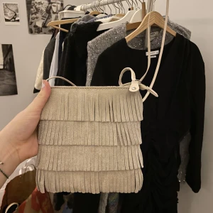 Mocka väska  - Köpt av en kvinna från Härjedalen som gör olika saker i mocka och säljer i sin butik där<3 säljer för den inte kommit till användning tyvärr. OBS väskans band är väldigt långt och går ej att justera. De gångerna jag använde väskan knöt jag upp det:) 