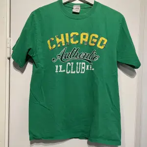 T-shirt i skön grön färg.