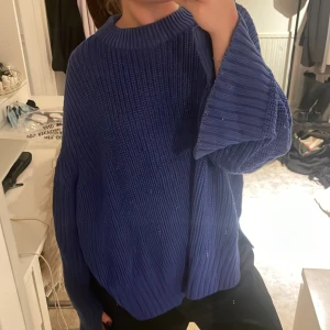 Blå stickad tröja  - Mörkblå stickad tröja från Gina tricot som inte kommer till användning. Köparen står för frakten!