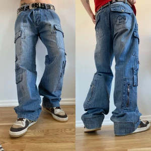 Vintage Y2K Loosefit Jeans - Ett par as balla vintage jeans i riktigt bra skick⚡️Snygga detaljer, väldigt sköna 📏Mått: midja 42 cm, längd 110 cm. För fler bilder eller mått kontakta mig 💫
