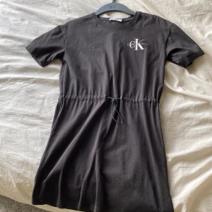Klänning - Super fin klänning från Calvin Klein, perfekt nu till sommaren💕