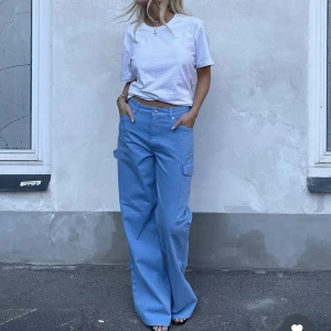 Blåa cargobyxor - Mina älskade byxor från NA-KD. Använda ca 5 ggr och köpta för 599kr