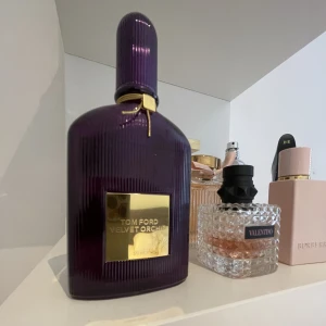 Parfym från Tom Ford - Velvet orchid av Tom Ford köpt på Kicks. Väldigt god och populär parfym då den är slutsåld just nu. 50ml men väldigt lite använd. Strecket är hur mycket det är kvar. Köptes för 1310kr. Pris kan diskuteras. 