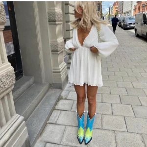 Lojasan Wallin X NA-KD vit klänning - Säljer denna superfina klänningen från NA-KD, passar superbra till studenten