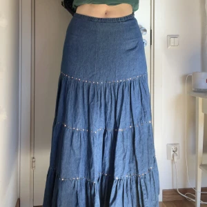 Kjol - Långkjol i jeansmaterial 💙 dragkedjan har gått sönder lite så man måste ha tålamod för att få upp den.