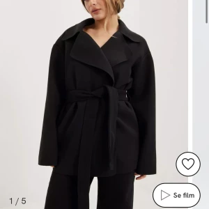 Svart kappa - Säljer min kappa då den nästan aldrig kommit till användning, nyskick och slutsåld i denna storlek🫶🏼