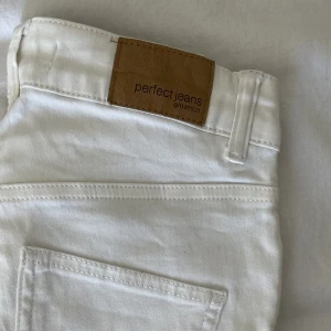 Vita bootcutjeans från Gina - Säljer dessa jeans då de blivit för små för mig.