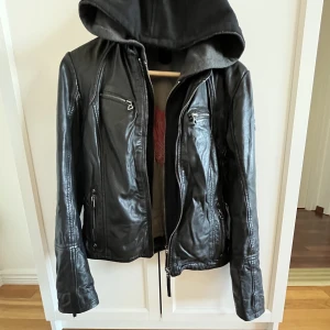 Gipsy läderjacka nyskick - köpt sep 2022 använd under ca 2 veckor, luktar ny fortfarande. Liten i storleken så M passar S bra. nypris 1685 kr