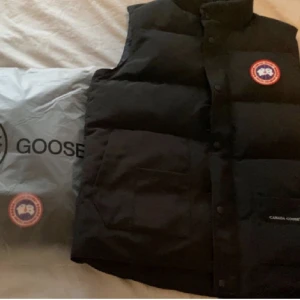 Canada goose väst  - Canada goose väst kopia  Västen är i nyskick aldrig använd  Storlek m 