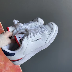 Reebok skor - Säljer dessa supersnygga Reebok skorna då dom tyvärr är för stora för mig💕 storlek 36 men skulle säga att de passar 37💕 endast använda två gånger så superbra skick