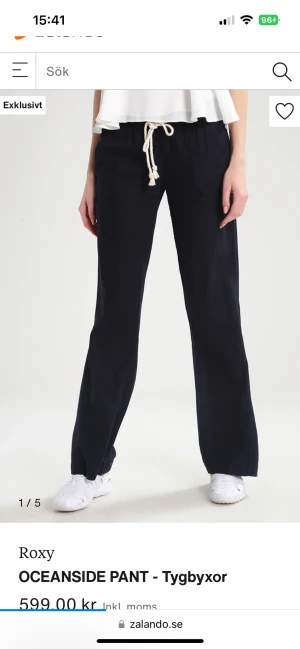 Roxy linnebyxor  - Säljer Mina svarta linnebyxor från roxy då jag inte använder dem längre. Dem är uppsprättade vid fötterna då jag tyckte dem va för korta och är nu perfekta i längden för mig som är 165, köparen står för frakten!