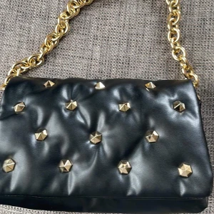 Väska - Säljer denna superfina väska som inte kommit till användning.  Nypris 499  Använd 1 gång. Frakten ligger på 49kr