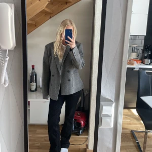 Kappa - Snygg kappa i kavaj liknande form perfekt till våren passar ganska många storlekar beroende på hur over sized man vill ha den.