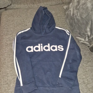 Adidas hoodie - Mörkblå huvtröja med adidas tryck. Storlek för barn 10-12 år. Hör av dig vid frågor :)