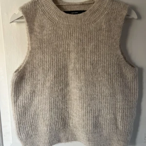 Stickad väst  - En beige stickad bäst från Vero Moda. Strl S. Superbra skick! 80 kr 🤍 Köparen betalar frakten och betalning sker endast via swish! 
