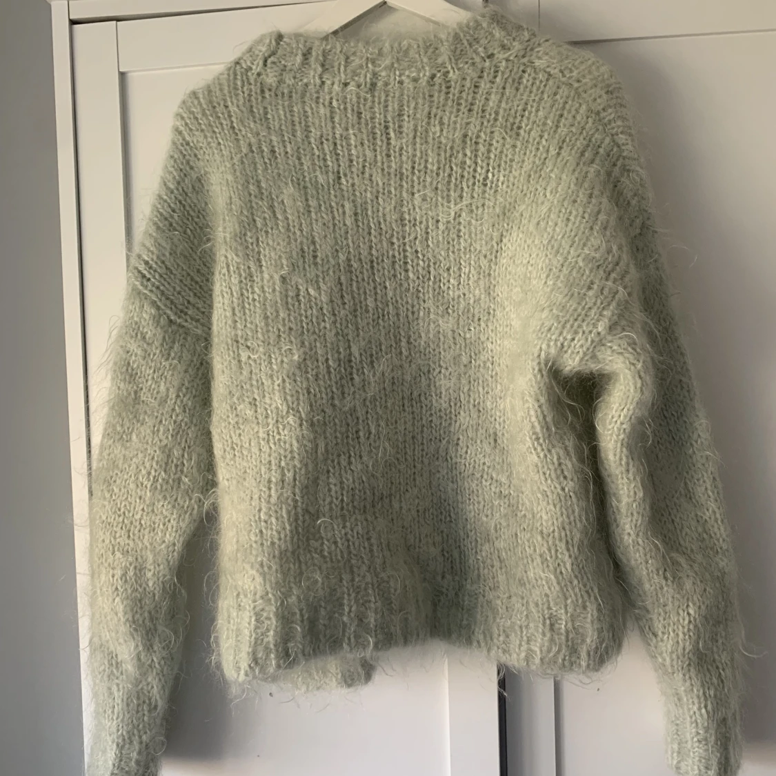 Stickad ljusblå tröja - 90