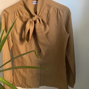 Knytblus - Köpte på second hand men är för liten för mig. Fint skick! 