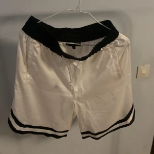 Shorts, Mennace, M - Mennace Vita shorts i storlek M   Knappt använd och i mycket bra skick