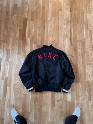 Nike Varsity jacket (Helt ny) - Köptes för retail: 1100 sek för 2 år sen. Endast använd för foton, helt ny med tags kvar. Skick 9,5/10, säljer nu för 600 sek. 