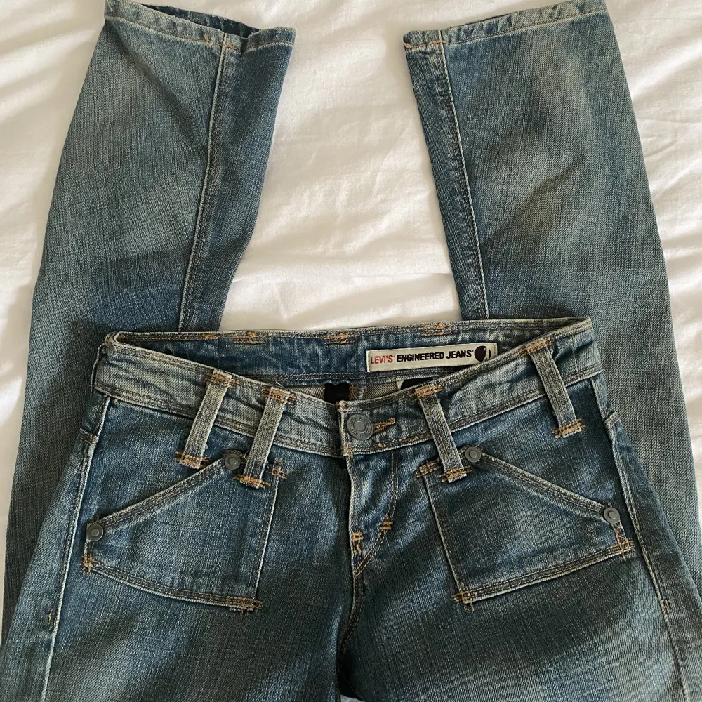 Säljer nu mina lågmidjade levi’s jeans som är köpta på sellpy innan säljer dom pga att dom var försmå  Storlek: 25/30  Säljer jeansen för 400kr men kan sänka priset💓💓. Jeans & Byxor.