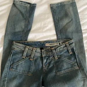 Säljer nu mina lågmidjade levi’s jeans som är köpta på sellpy innan säljer dom pga att dom var försmå  Storlek: 25/30  Säljer jeansen för 400kr men kan sänka priset💓💓