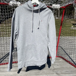 Tommy Hilfiger hoodie - Skön grå hoodie Storlek M