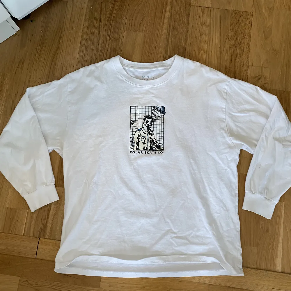 Långärmad t-shirt med tryck från Polar Skate! Jättefint skick, funkar som unisex, storlek M!. T-shirts.