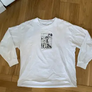 Långärmad t-shirt med tryck från Polar Skate! Jättefint skick, funkar som unisex, storlek M!