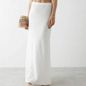 Vit långkjol  - Säljer nu denna underbara vita långkjol som är helt perfekt nu till sommaren ☀️Vit spets och går ner i golvet på mig som är 173cm, fantastiskt fin och helt slutsåld 😍 frakt tillkommer (brukar va billig)😋