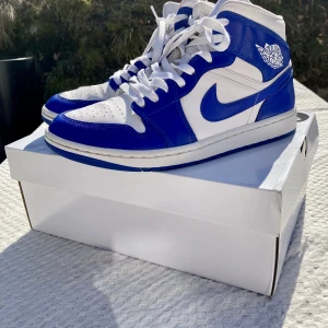 Air Jordan 1 Mid Kentucky Blue -   Air Jordan 1 Mid Kentucky Blue storlek 41  Nypris: 3100kr(på restocks där de är köpta)  Mitt pris: 1000 kr Skorna är sparsamt använda med minimal crease(se bild)  Låda finns med Jag kan mötas upp eller skicka skorna om önskas