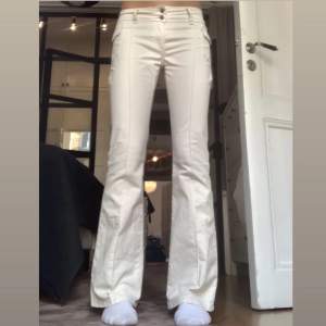 Säljer dessa knappt använda jätte söta jeans från Brandy Melville då de inte kommer till andvändning. Midjemått 76 cm, innerbensmått 84 cm.