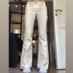 Brandy Melville jeans - Säljer dessa knappt använda jätte söta jeans från Brandy Melville då de inte kommer till andvändning. Midjemått 76 cm, innerbensmått 84 cm.